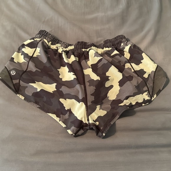 Size 6 lululemon shorts. 2.5 inch and low rise. Worn a couple of times - Picture 2 of 4